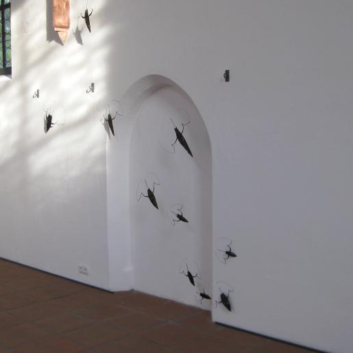 "Armada". Drahtobjekte. Eisendraht, Japanpapier, Chinatusche, Schelllack. Installation in der Rochuskapelle, Landshut 2014.