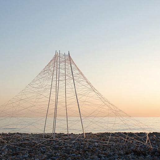"Fuji". Installation mit Bambusstangen, Kunststoffschnur, Acrylwolle. Fête culturelle d’Audresselles, September 2015