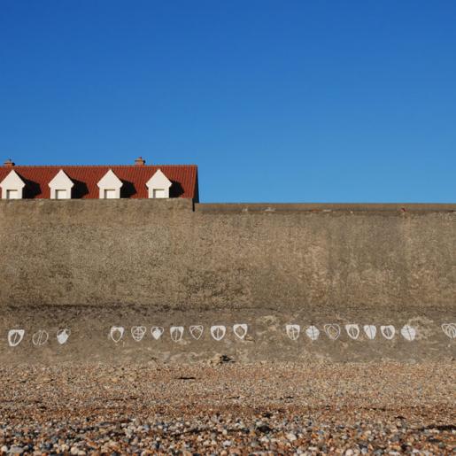 "Wo Dein sanfter Flügel weilt ..." Kreidezeichen auf Strandmauer in Audresselles, Frankreich. Anlässlich der Fête culturelle d’Audresselles, August 2010