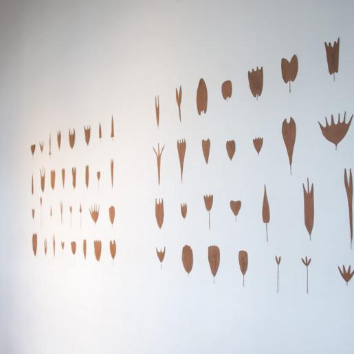 "Scales". Papierschnitte, 64 Teile. Handgeschöpftes Büttenpapier, Kaffee, Schelllack. Verschiedene Maße, Höhen 10 – 36 cm, Ausstellung "Scales", Herzogenrath 2018