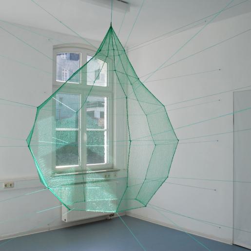 "In der Schwebe" (Detail). Raumobjekt. Kunststoffschnur, Netz. 323 x 400 x 400 cm. KuK Monschau 2009